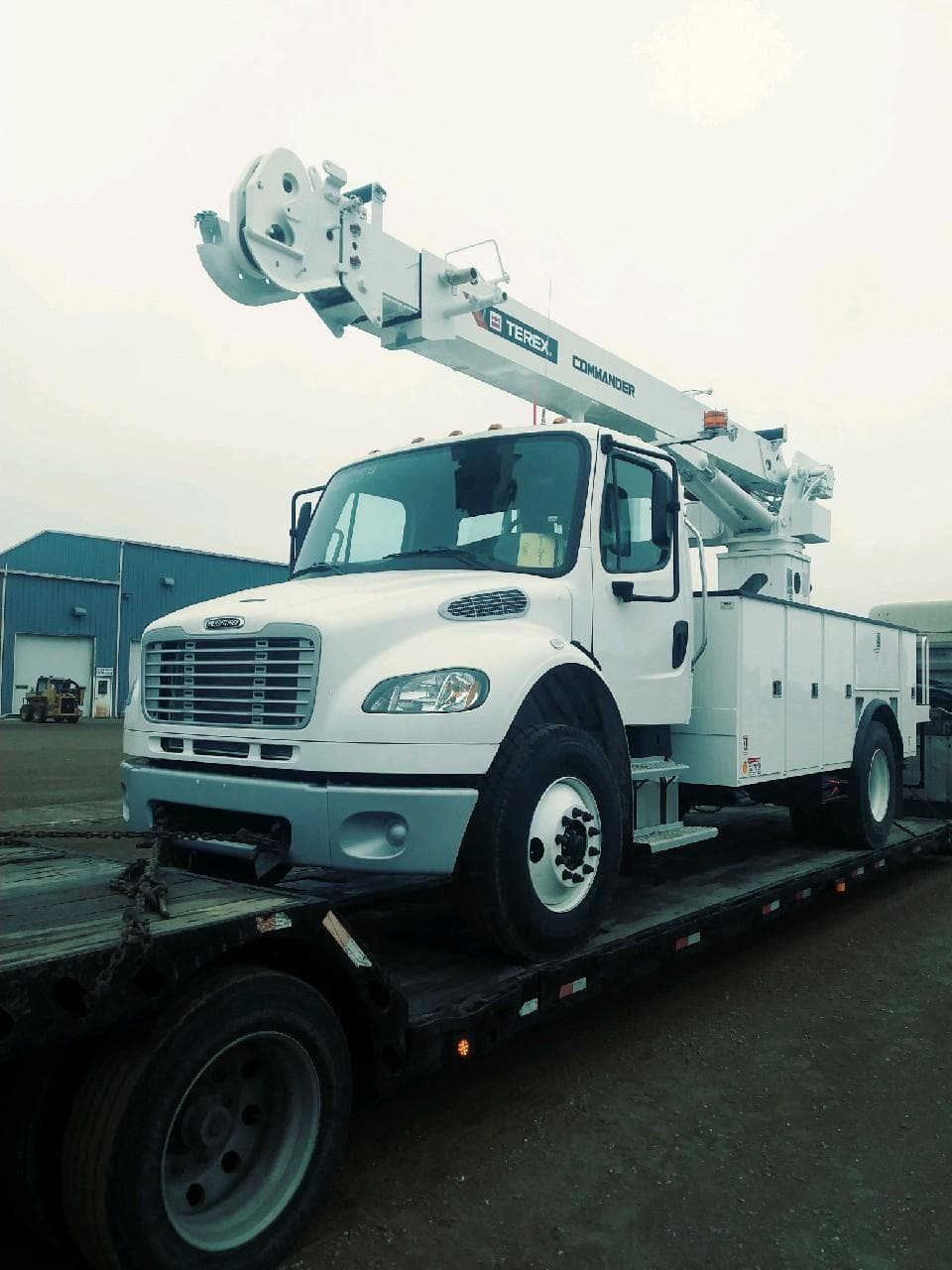 Freightliner derrick truck used for heavy hauling