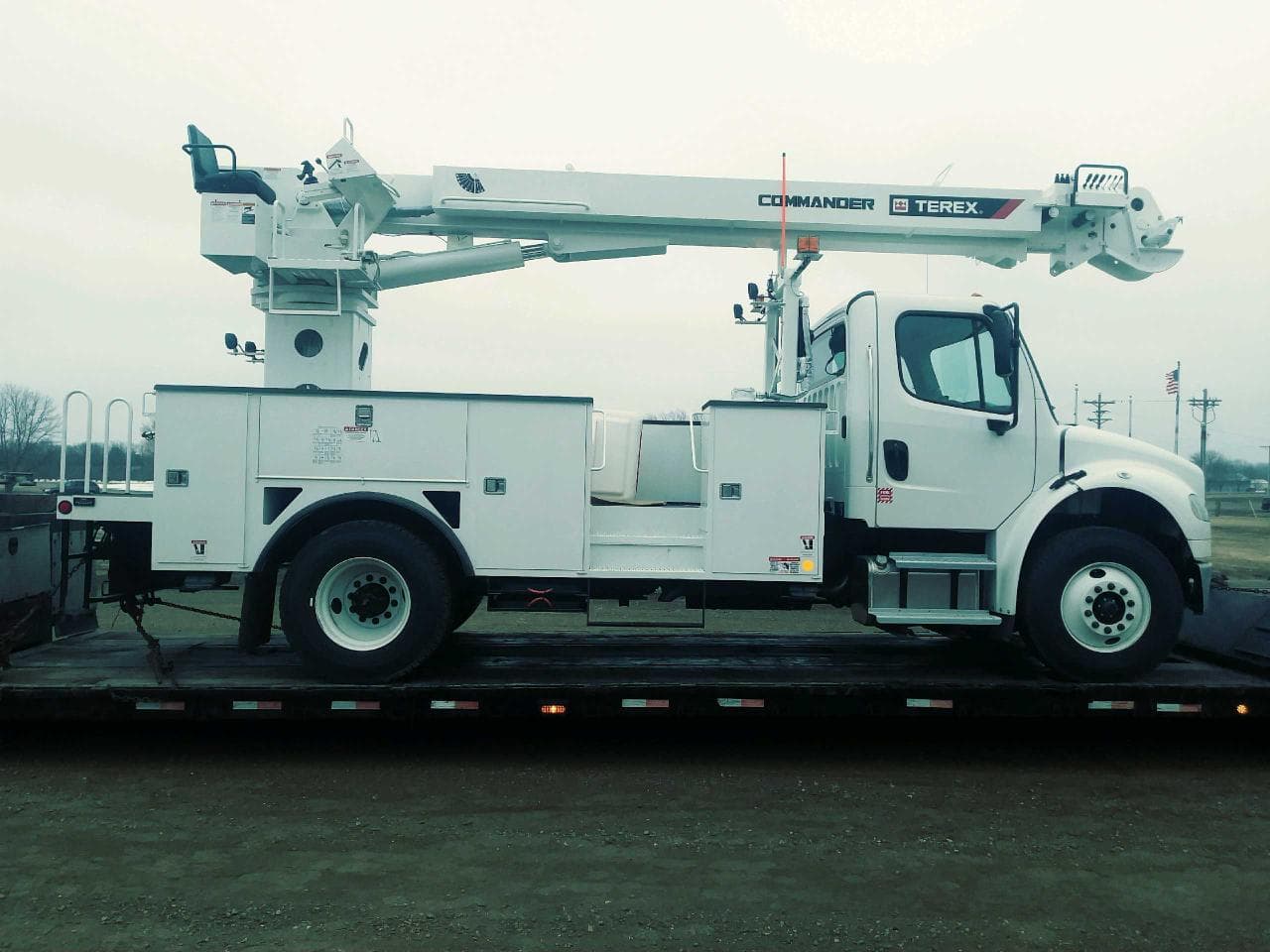 Freightliner derrick truck at work